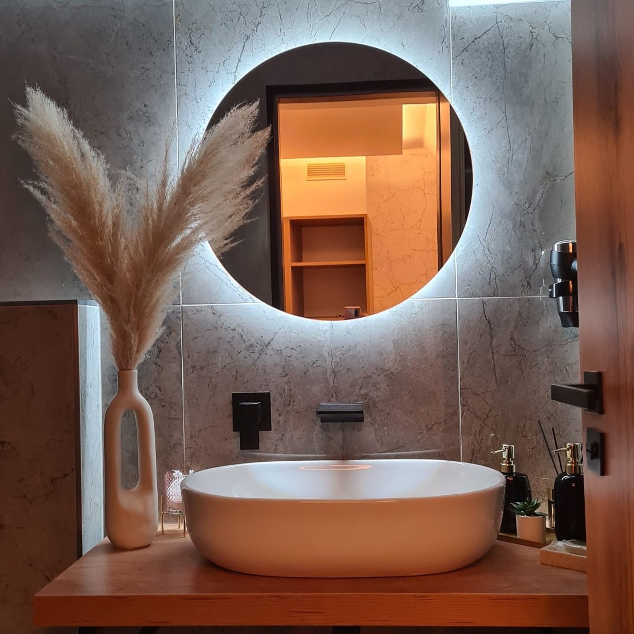 Wellness hotel – španělská porcelánová dlažba v teplých tónech