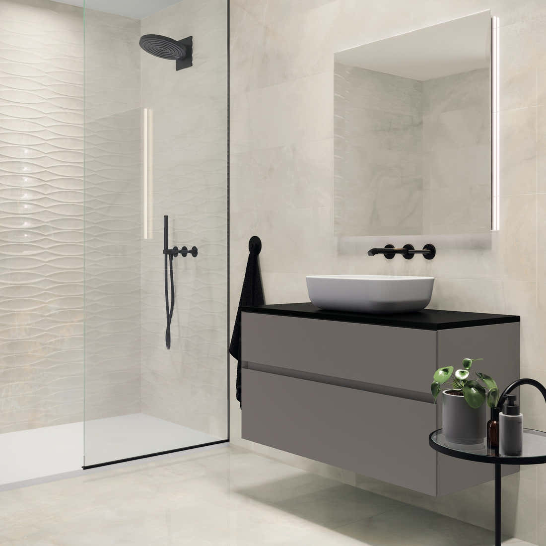 Moderní koupelna se světlou velkoformátovou dlažbou na podlaze i stěnách a sprchovým koutem s protiskluznou dlažbou