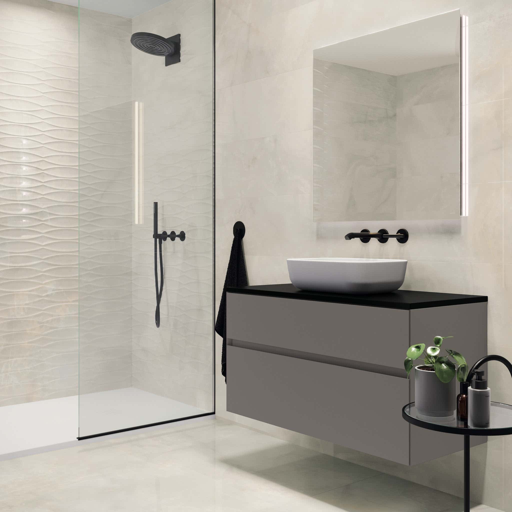 Moderní koupelna se světlou velkoformátovou dlažbou na podlaze i stěnách a sprchovým koutem s protiskluznou dlažbou