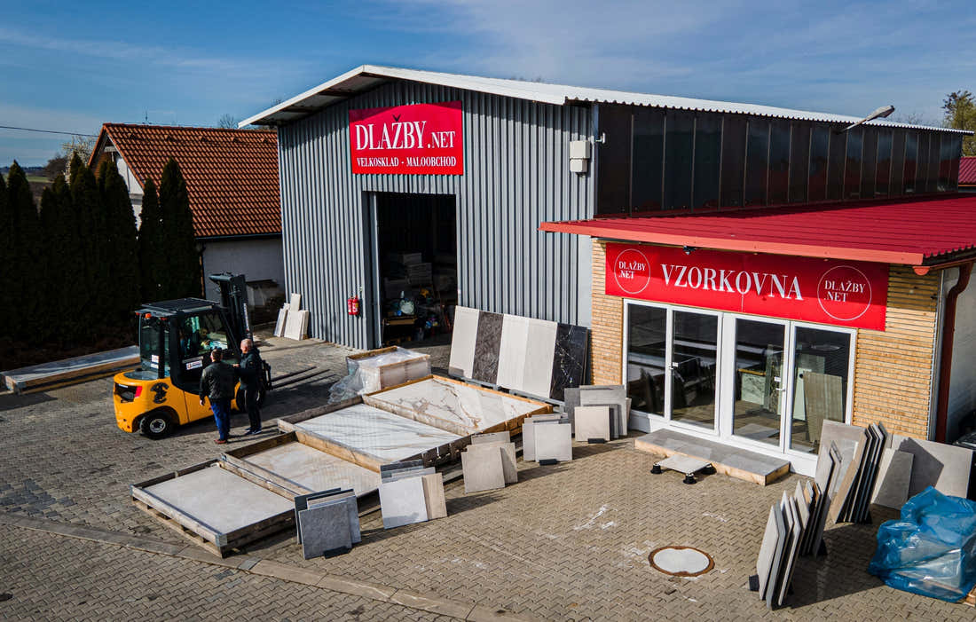 Reklamace dlažby a poškození při dopravě: jak to řešíme servisem