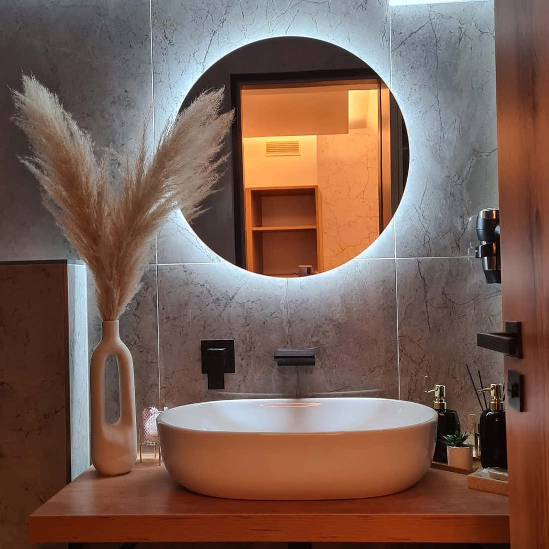 Wellness hotel – španělská porcelánová dlažba v teplých tónech