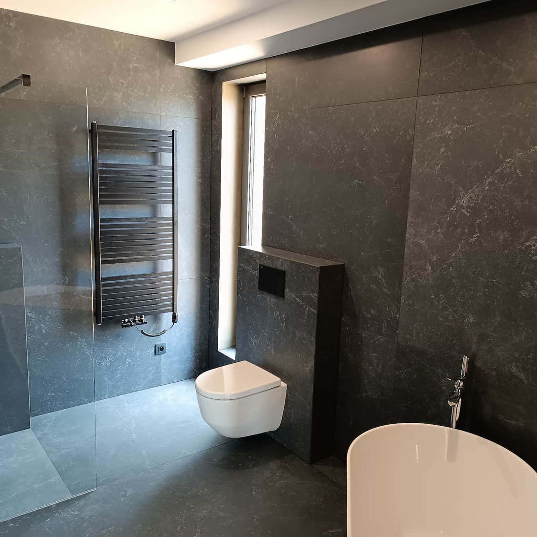 Moderní koupelna s velkoformátovou dlažbou Italgraniti 120×120 cm