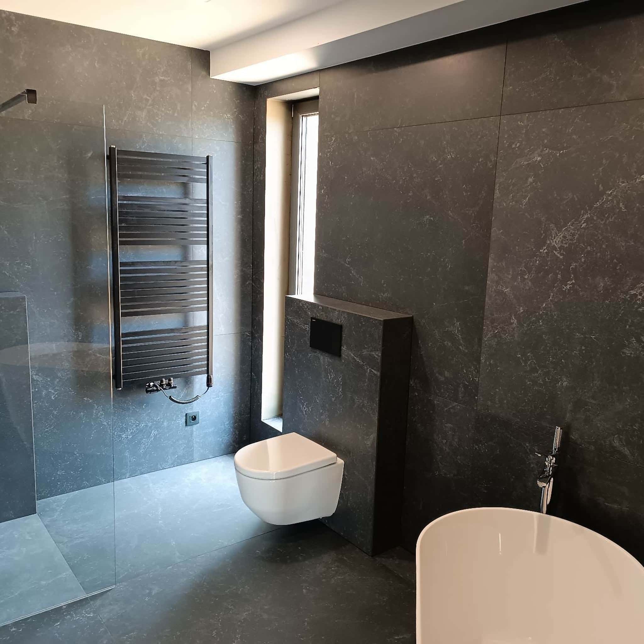 Moderní koupelna s velkoformátovou dlažbou Italgraniti 120×120 cm