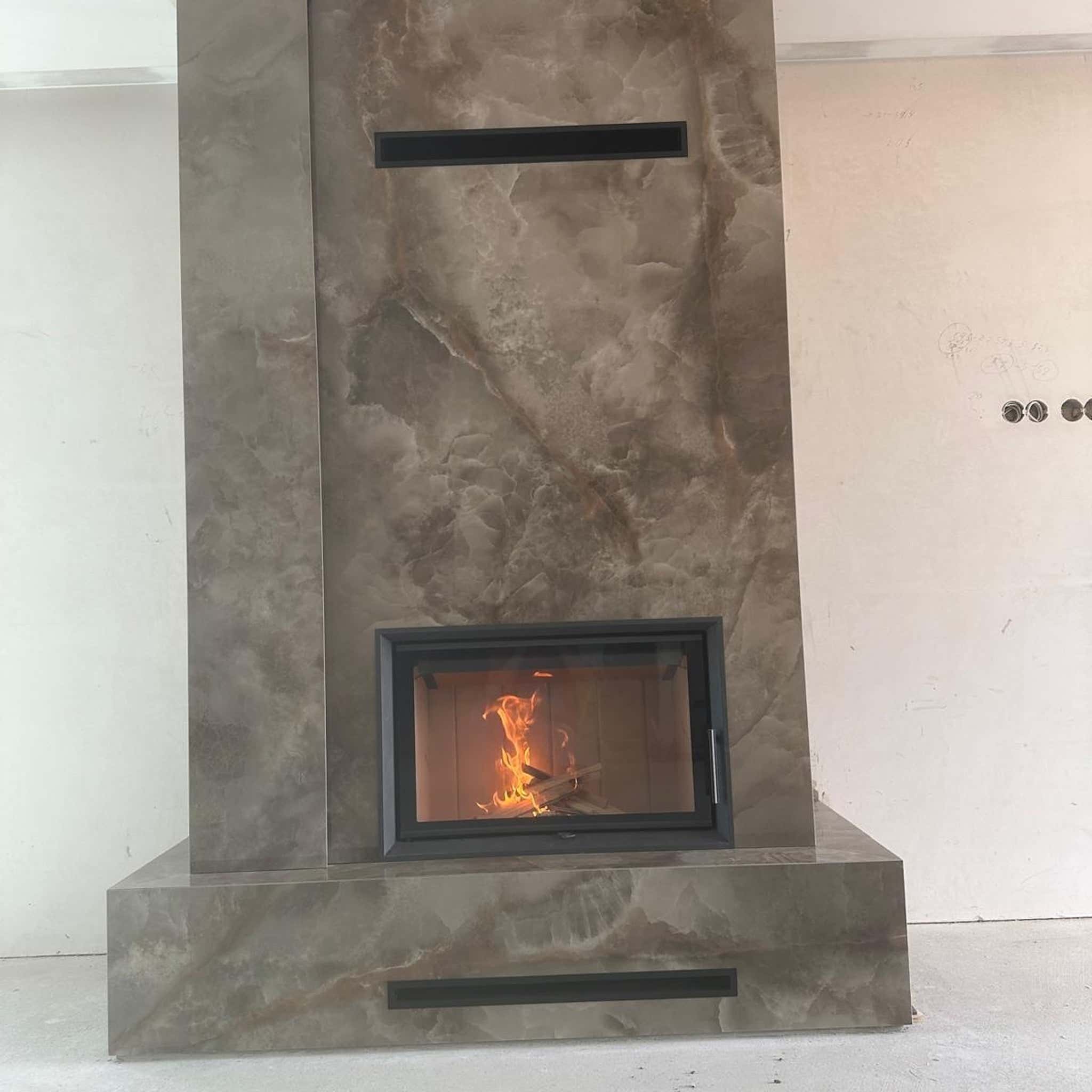 🔥 Luxusní krb obložený porcelánovou dlažbou Onix