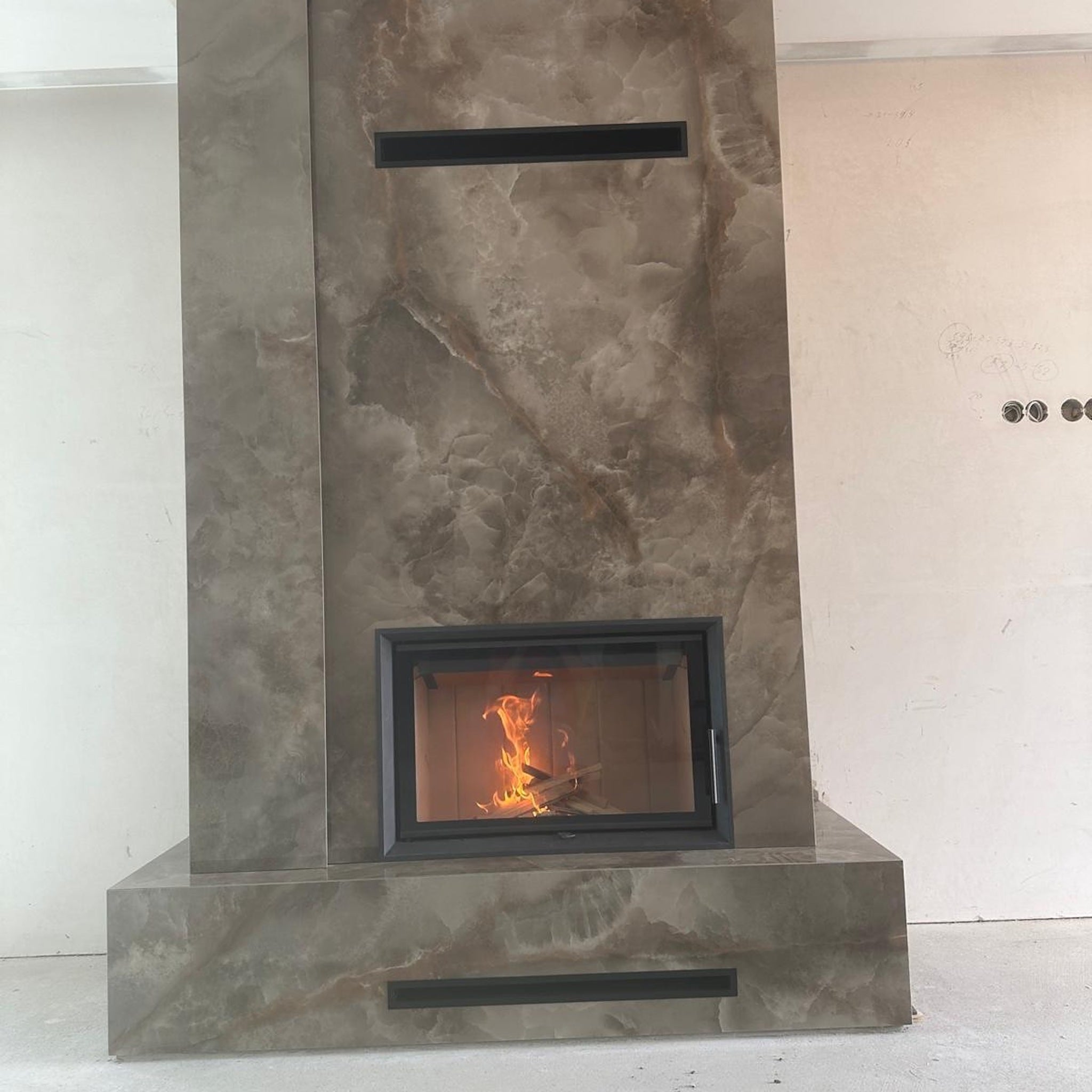 🔥 Luxusní krb obložený porcelánovou dlažbou Onix