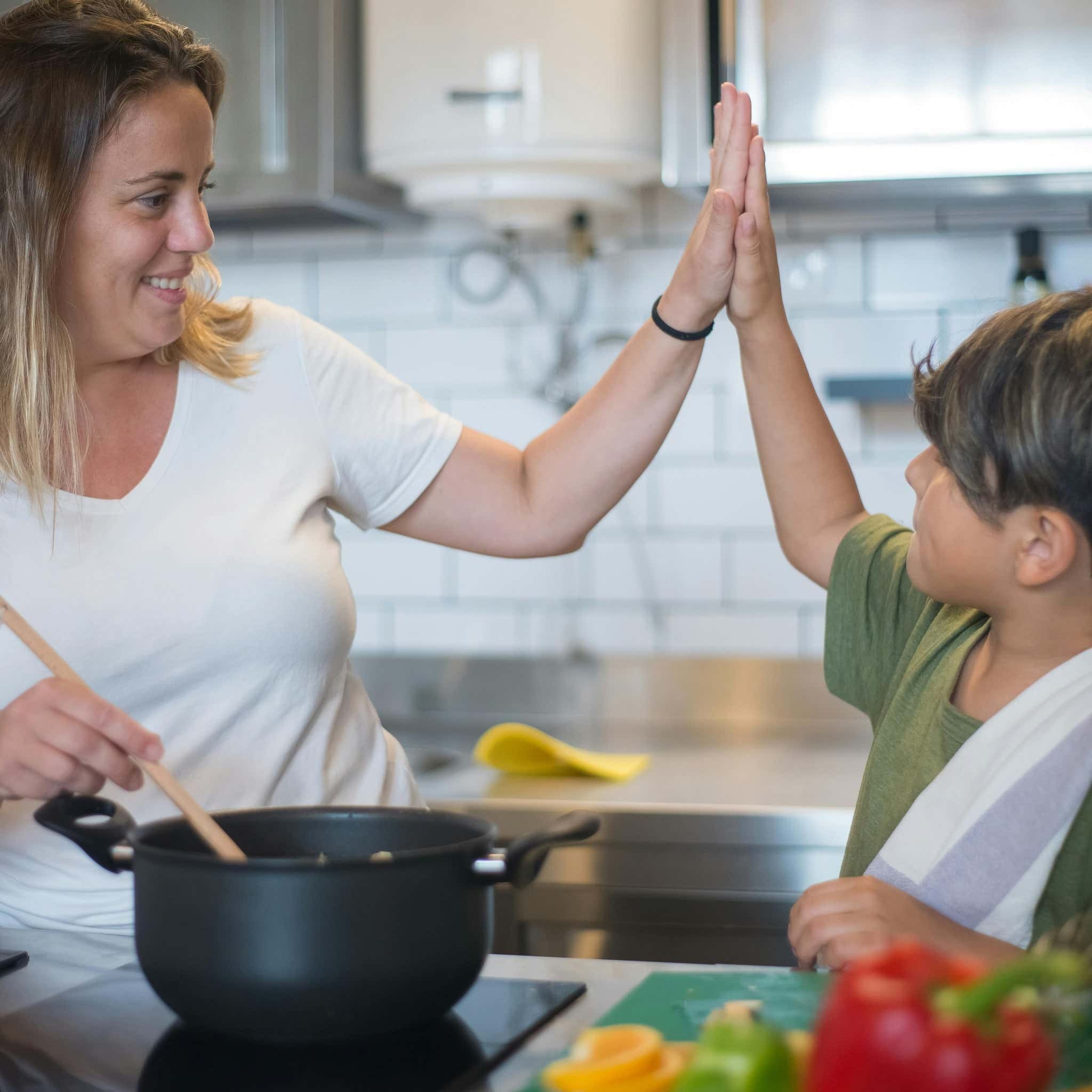 Dlažba do kuchyně a náhled do moderní rodinné kuchyně – máma a syn vaří u linky