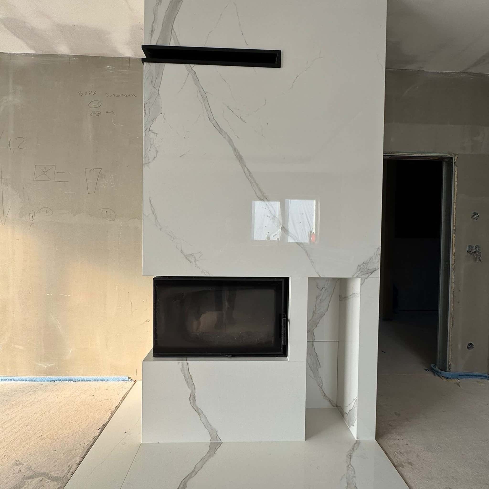 Krby obložené porcelánovou dlažbou, mramorový dekor