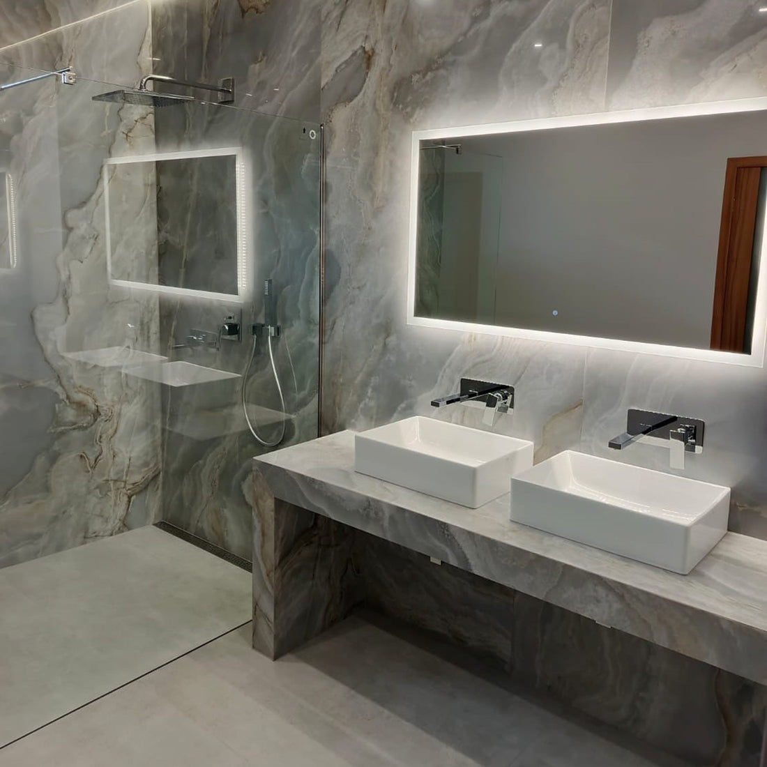 🛁 Onyxová dlažba La Fabbrica v moderní koupelně