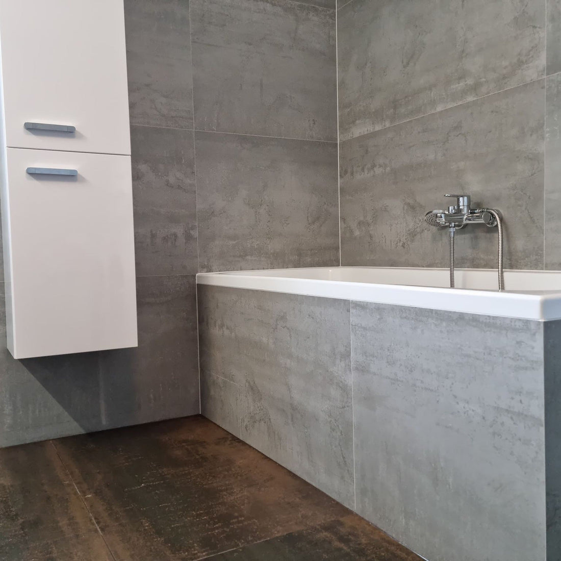 Cifre Metal Silver Mat 60×120 – luxusní šedá dlažba na stěně koupelny