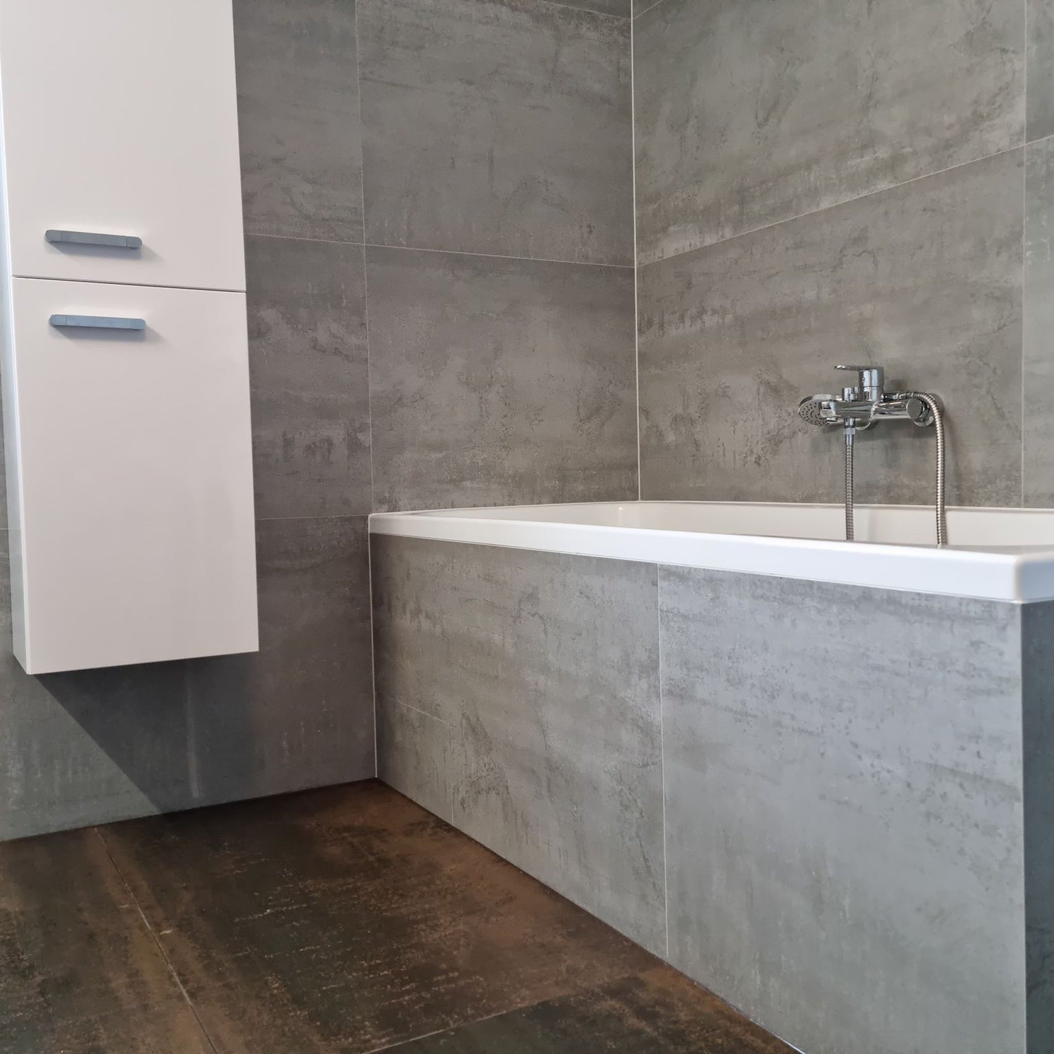 Cifre Metal Silver Mat 60×120 – luxusní šedá dlažba na stěně koupelny