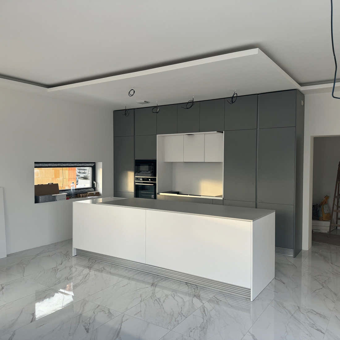 Španělská porcelánová dlažba – bílý mramor v obývacím pokoji