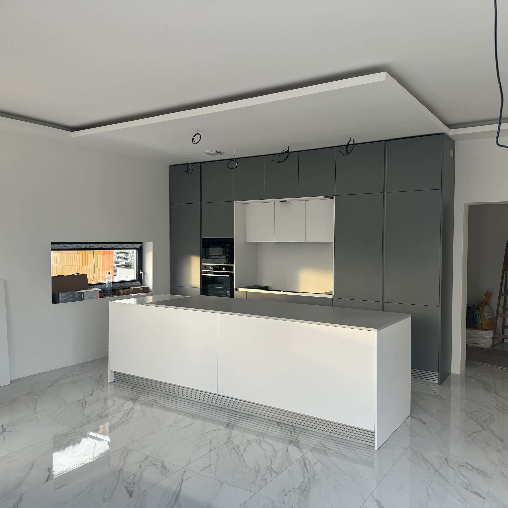 Španělská porcelánová dlažba – bílý mramor v obývacím pokoji