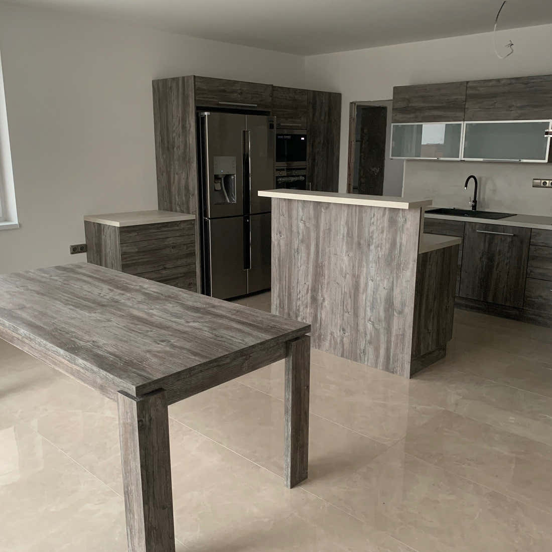 talská porcelánová dlažba 60×120 cm lesk – moderní kuchyně