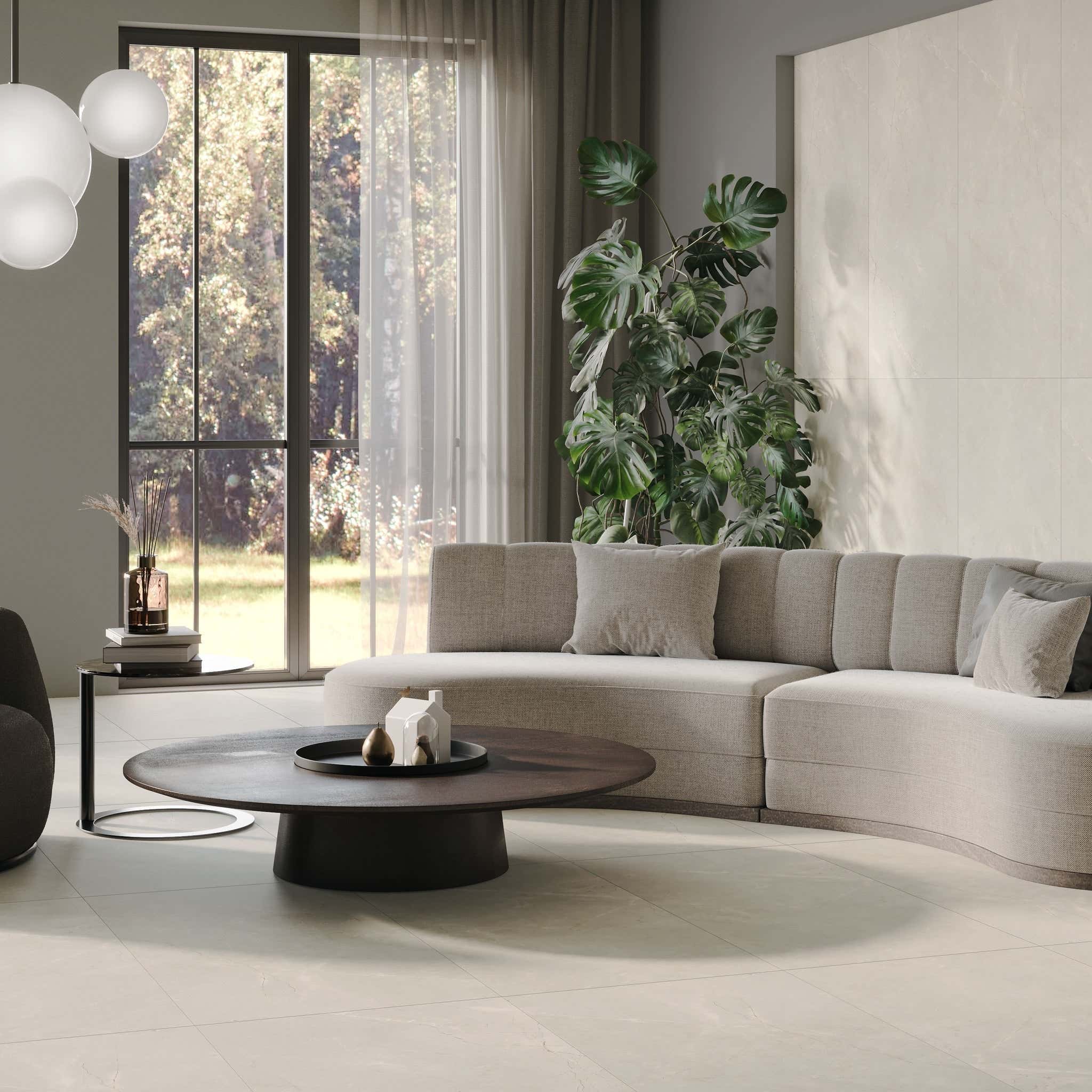 Rozdíl mezi dlažbou a vinylem detail prostoru v obýváku