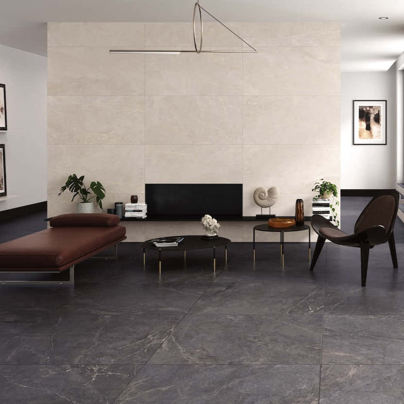 tmavá porcelánová dlažba Lithos Sand s jemnými žilkovanými liniemi v béžovém odstínu