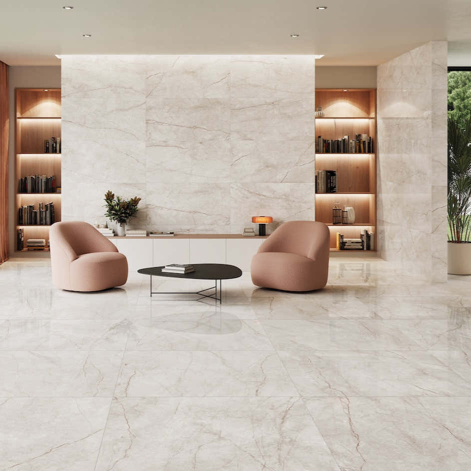 Obývací pokoj s obloženými stěnami a podlahou z velkoformátové dlažby v bílém odstínu
