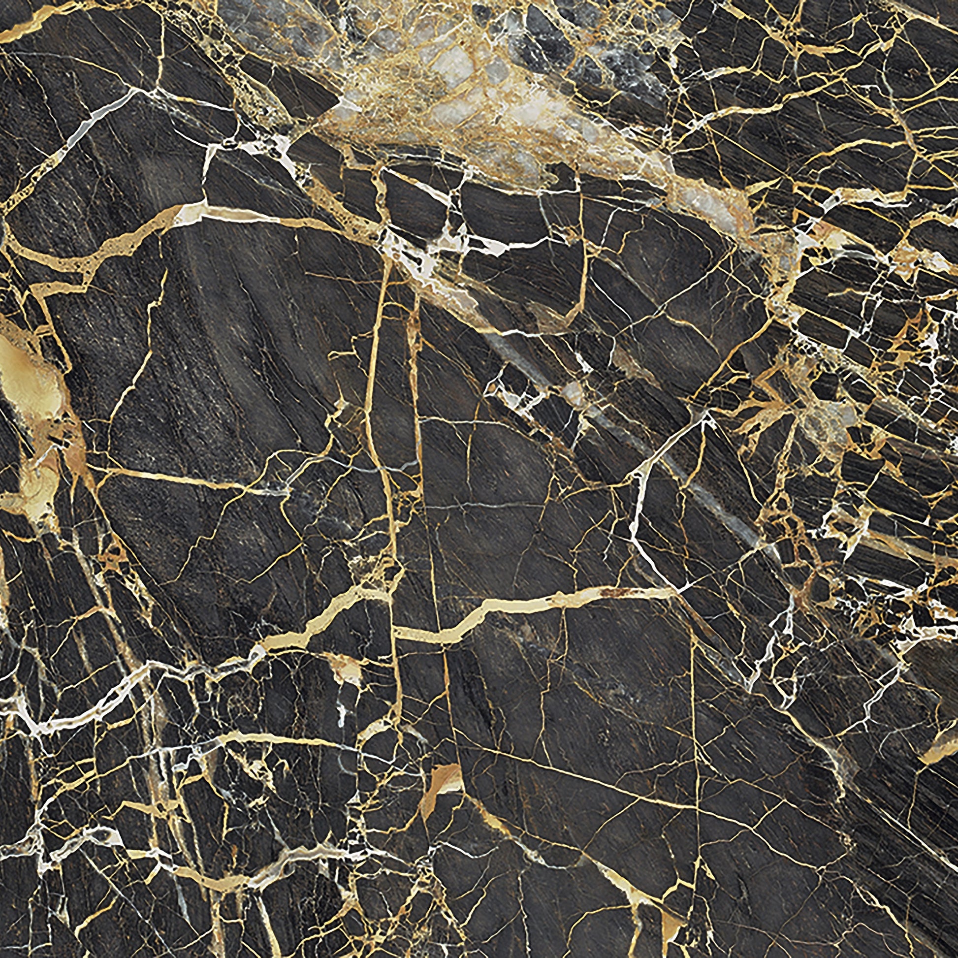 Detail povrchu černé mramorové dlažby Golden Black se zlatými žilkami – luxusní porcelánová dlažba do interiéru