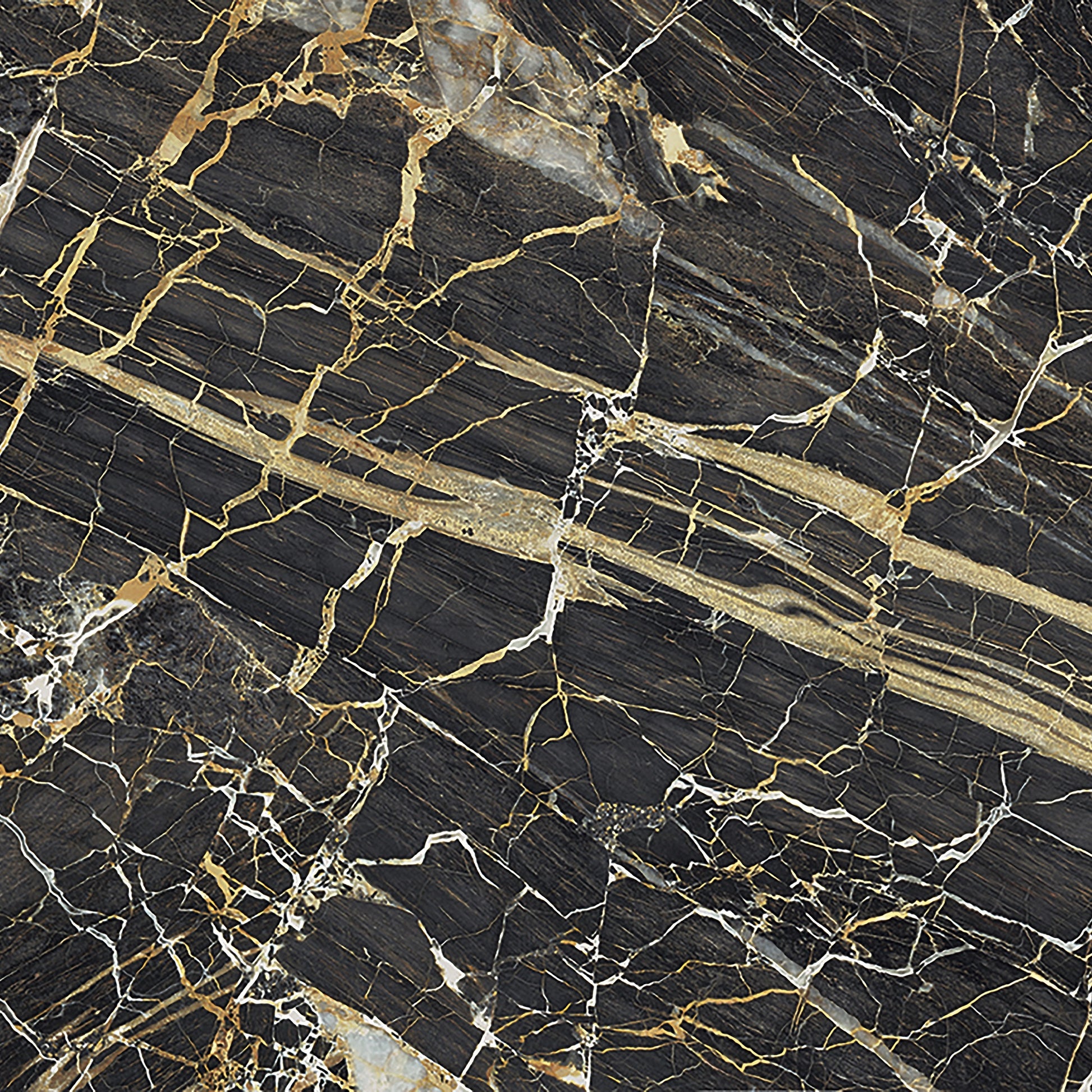 Detail matné černé mramorové dlažby Golden Black se zlatým žilkováním – strukturovaný neklouzavý povrch velkoformátové dlažby