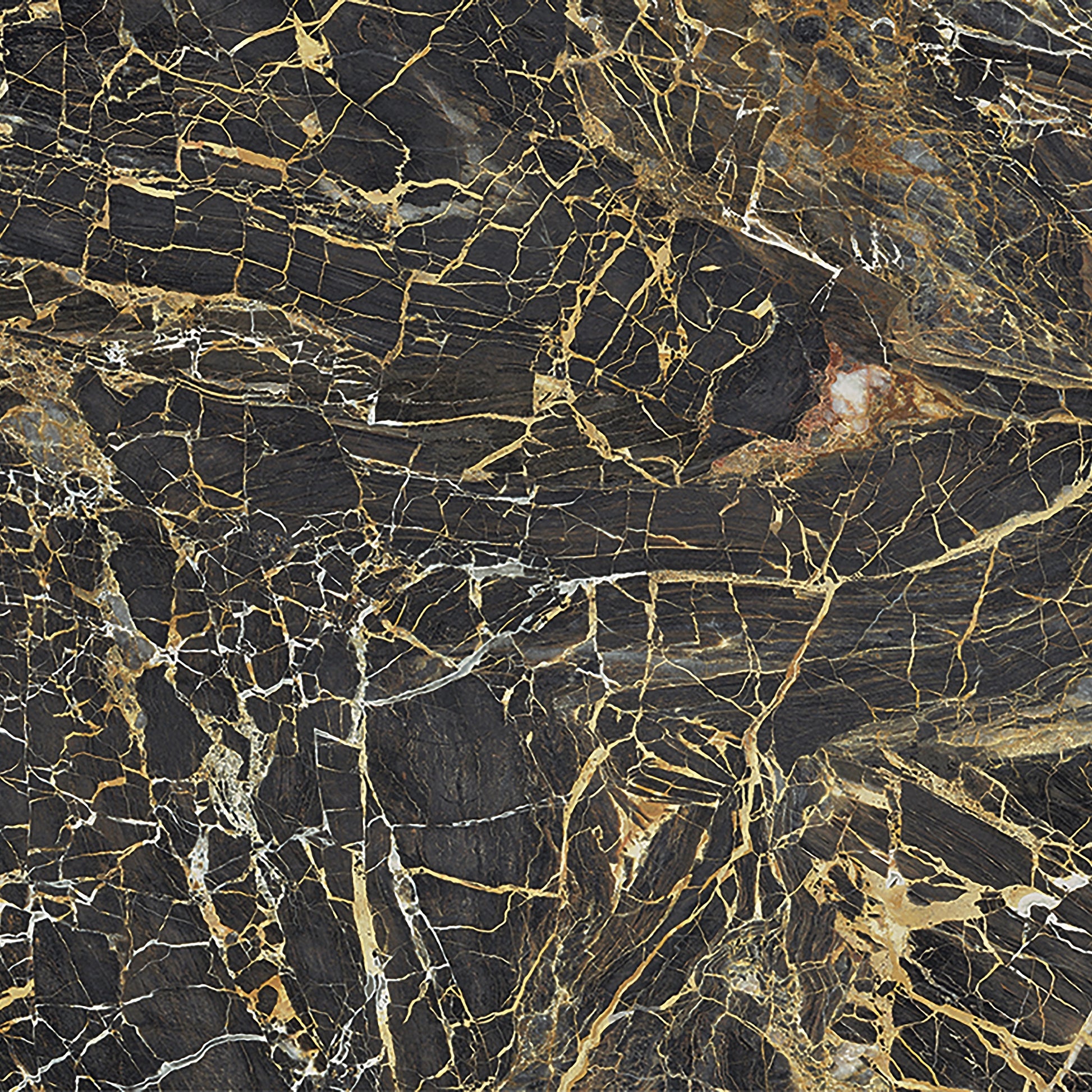 Detail rektifikované hrany černé mramorové dlažby Golden Black – minimální spára a čistá linie podlahy