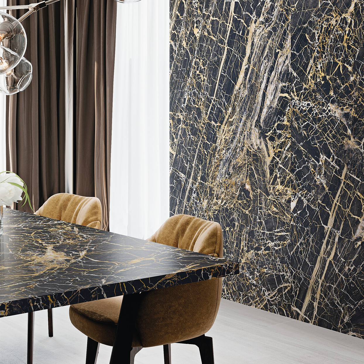 Luxusní interiér obývacího pokoje s velkoformátovou černou mramorovou dlažbou Golden Black se zlatým žilkováním