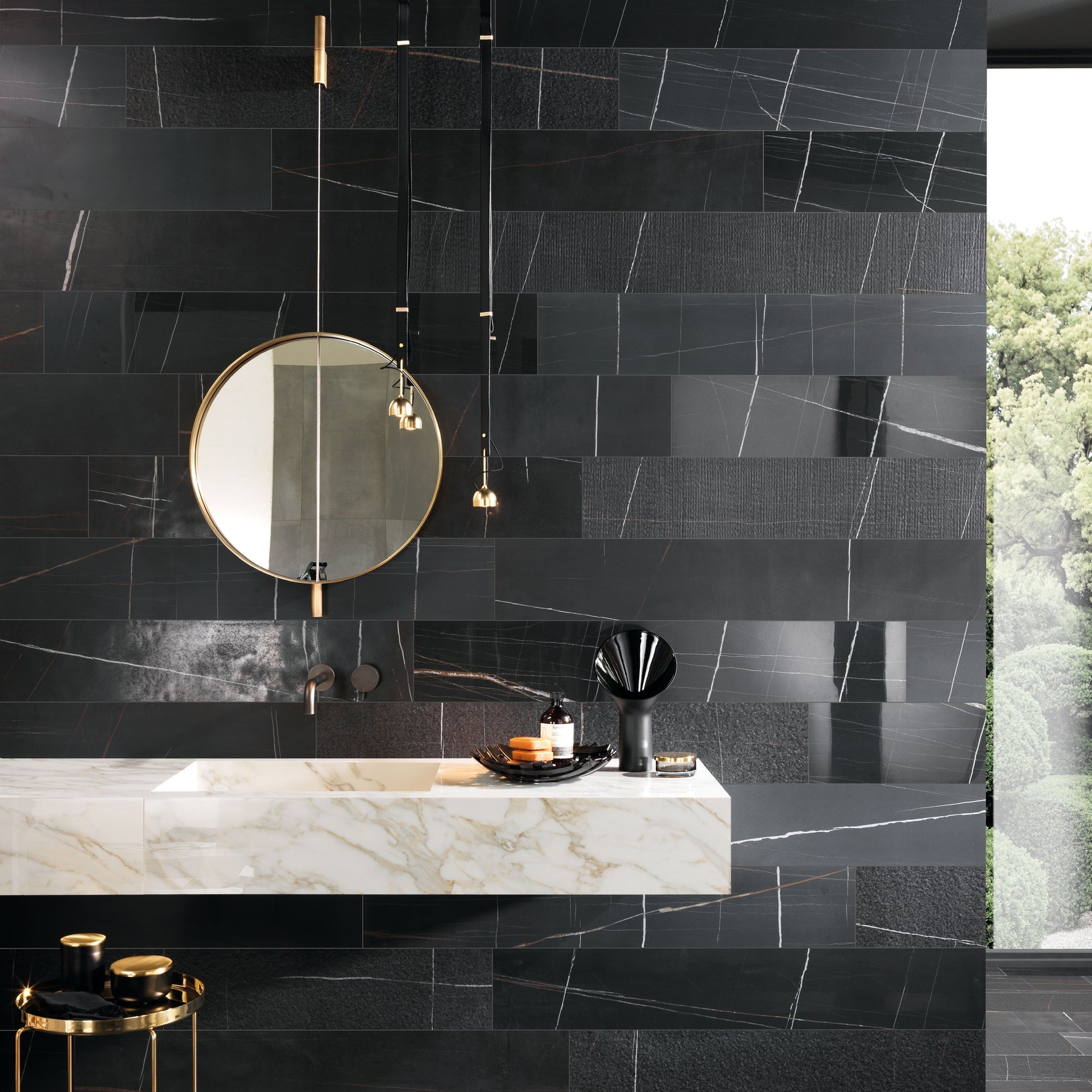 Sahara Noir porcelánová dlažba – detail černého mramoru se žilkováním.