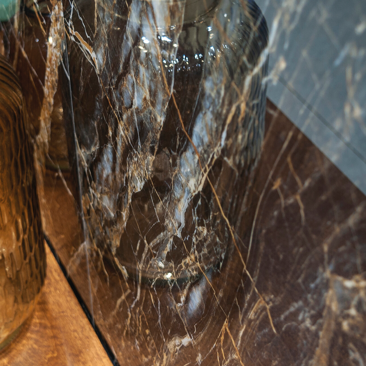 Designová koupelna v bytě vyšší třídy s černou mramorovou dlažbou Golden Black na podlaze i stěnách