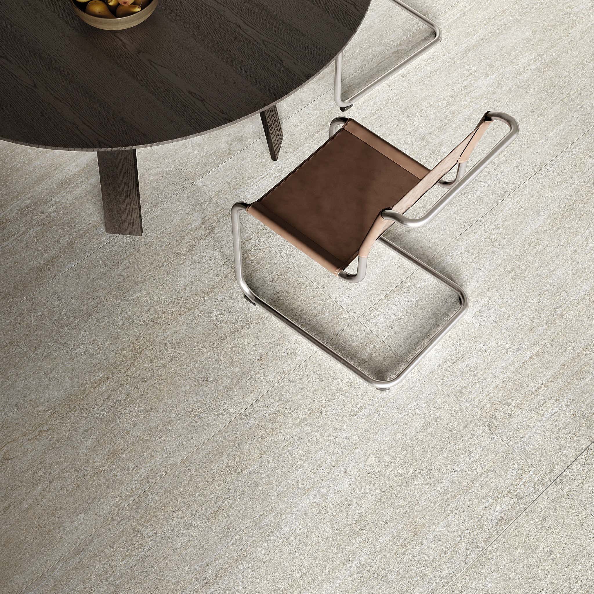 Pohled na porcelánovou dlažbu na zemi v kuchyni v dekoru travertin šedý od dlažby.net