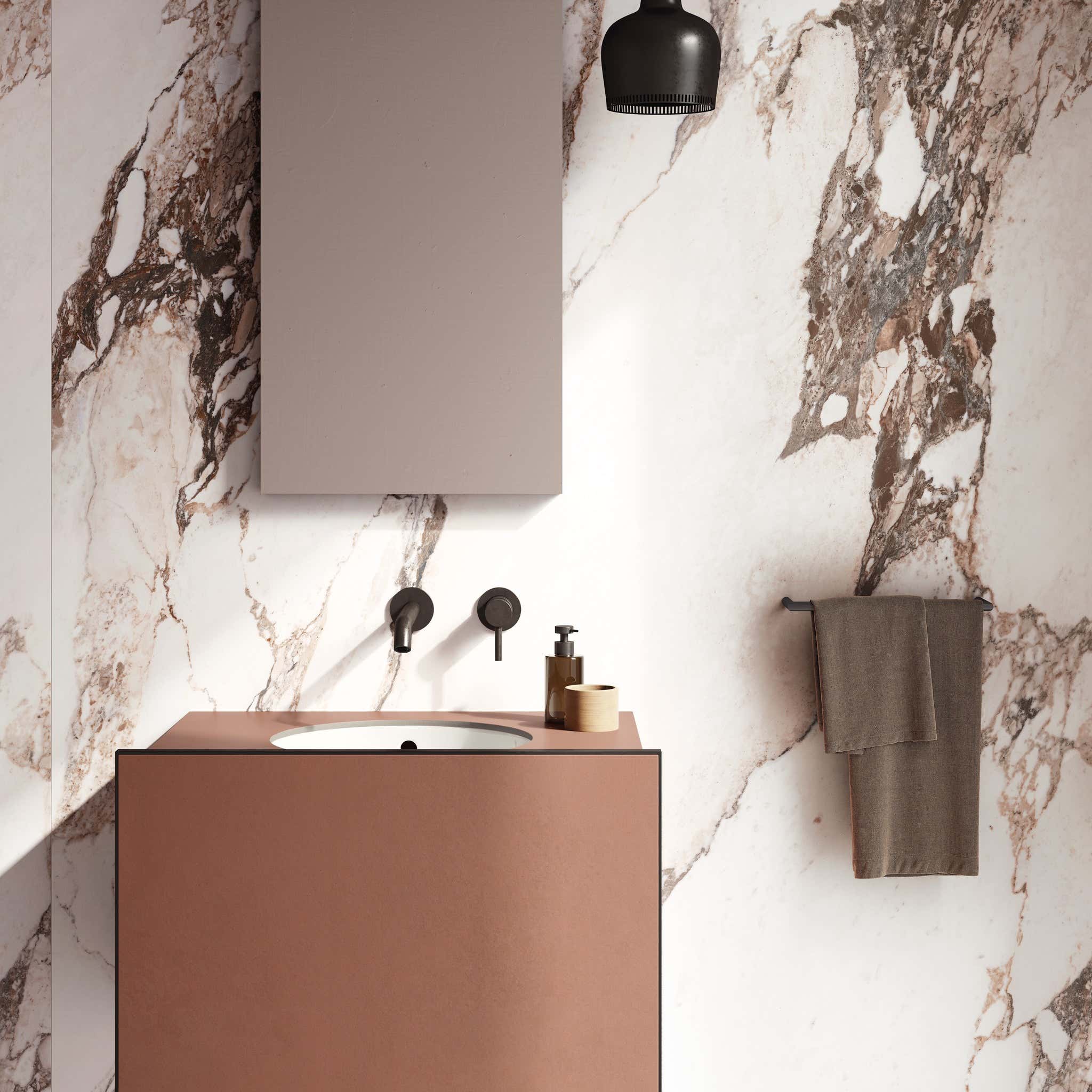 Calacatta Pink – luxusní mramorový dekor s růžovou žilou od dlažby.net