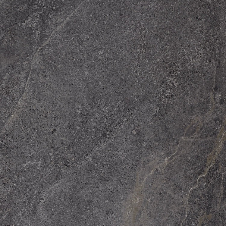 detail na elegantní tmavou dlažbu Lithos Anthracite v moderním formátu 60×120 cm