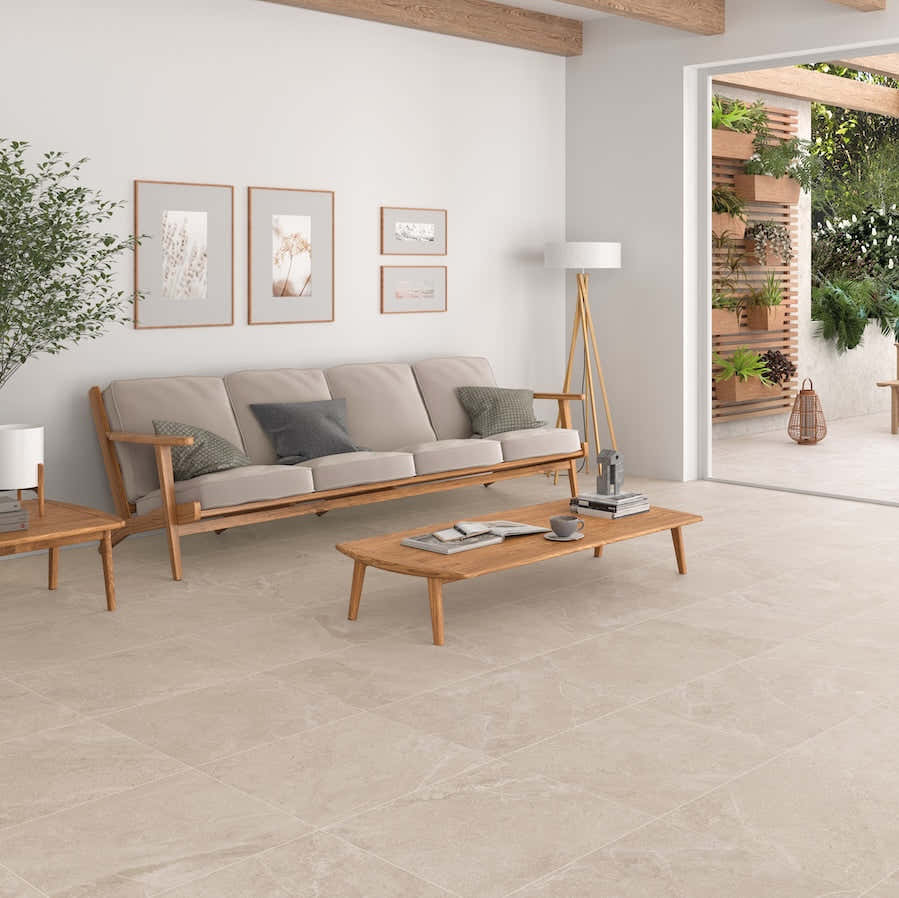 Béžová porcelánová dlažba 60×120 cm s jemnou kamennou kresbou v obýváku od dlazby.net