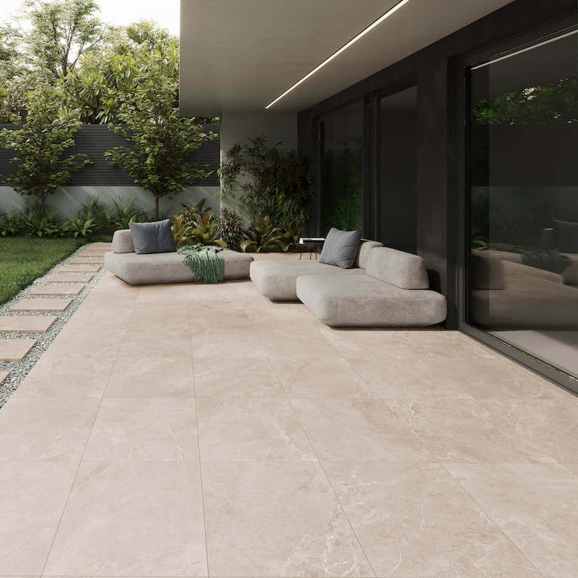 venkovní porcelánová dlažba Lithos Sand s elegantní kresbou kamene pro moderní exteriéry