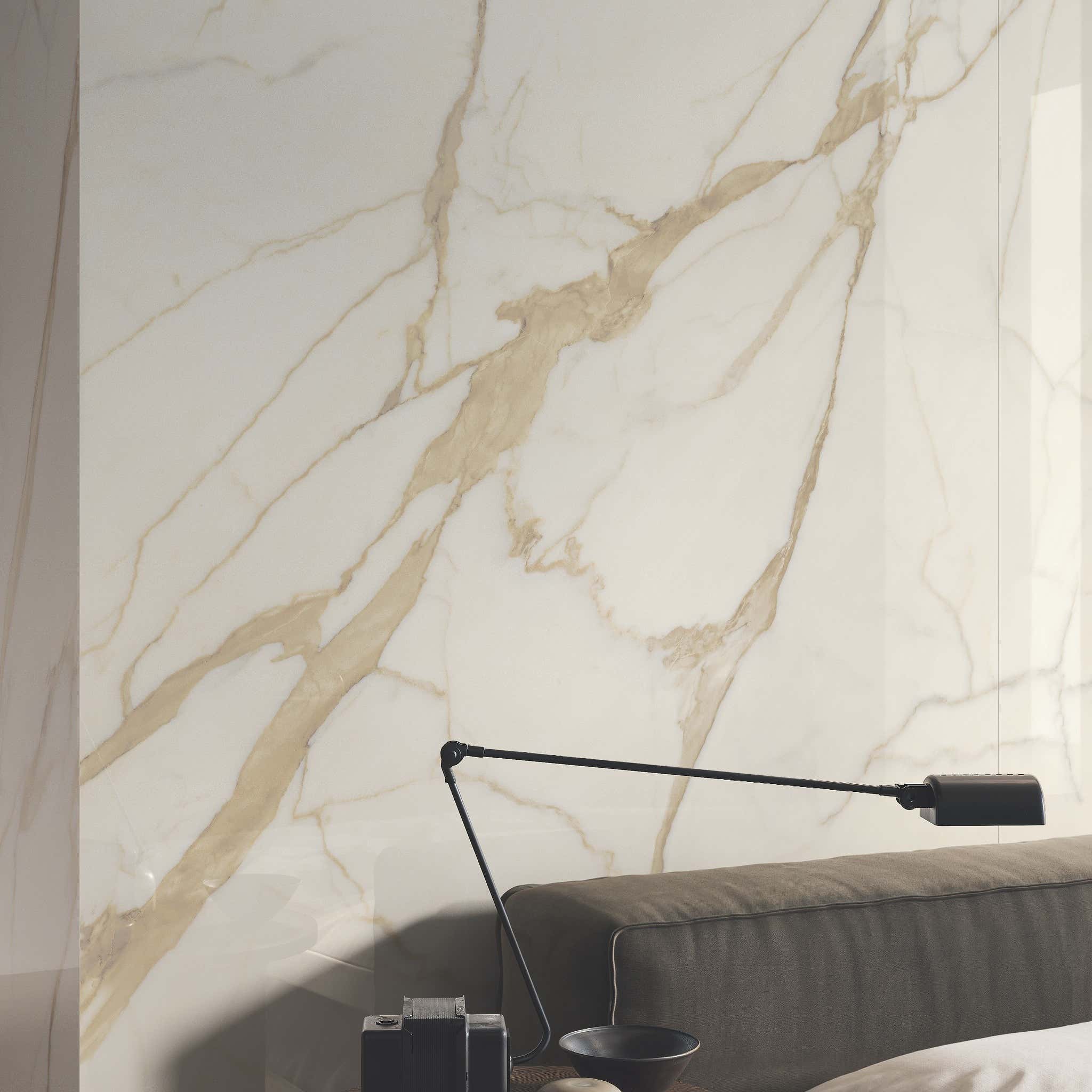 Obklad Calacatta Extra lappato – lesklý luxusní povrch interiéru