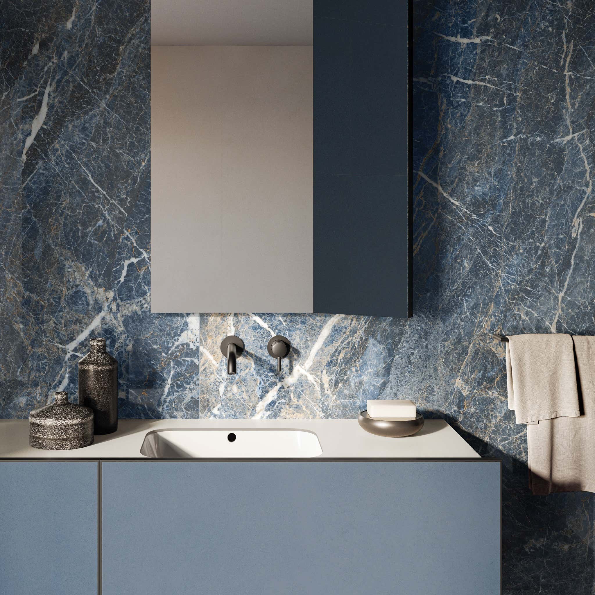 Saint Laurent – tmavě modrá porcelánová dlažba se zlatými žilami