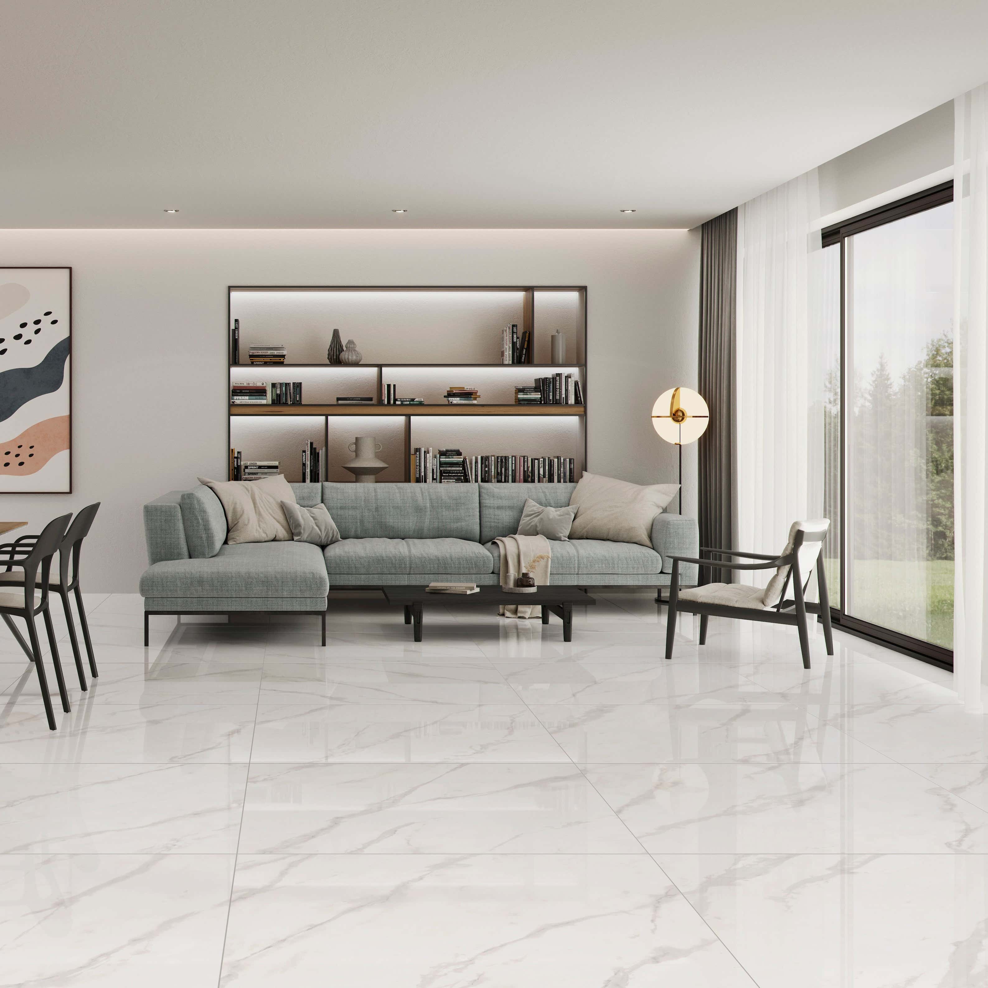 Bílá mramorová dlažba s jemnými šedými žilkami – elegantní interiér.