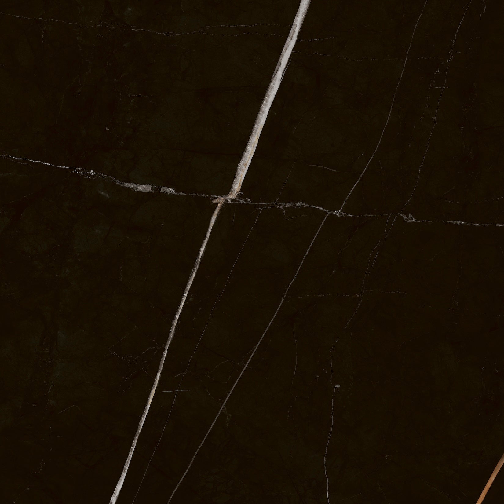 Sahara Noir porcelánová dlažba – detail černého mramoru se zlatým žilkováním