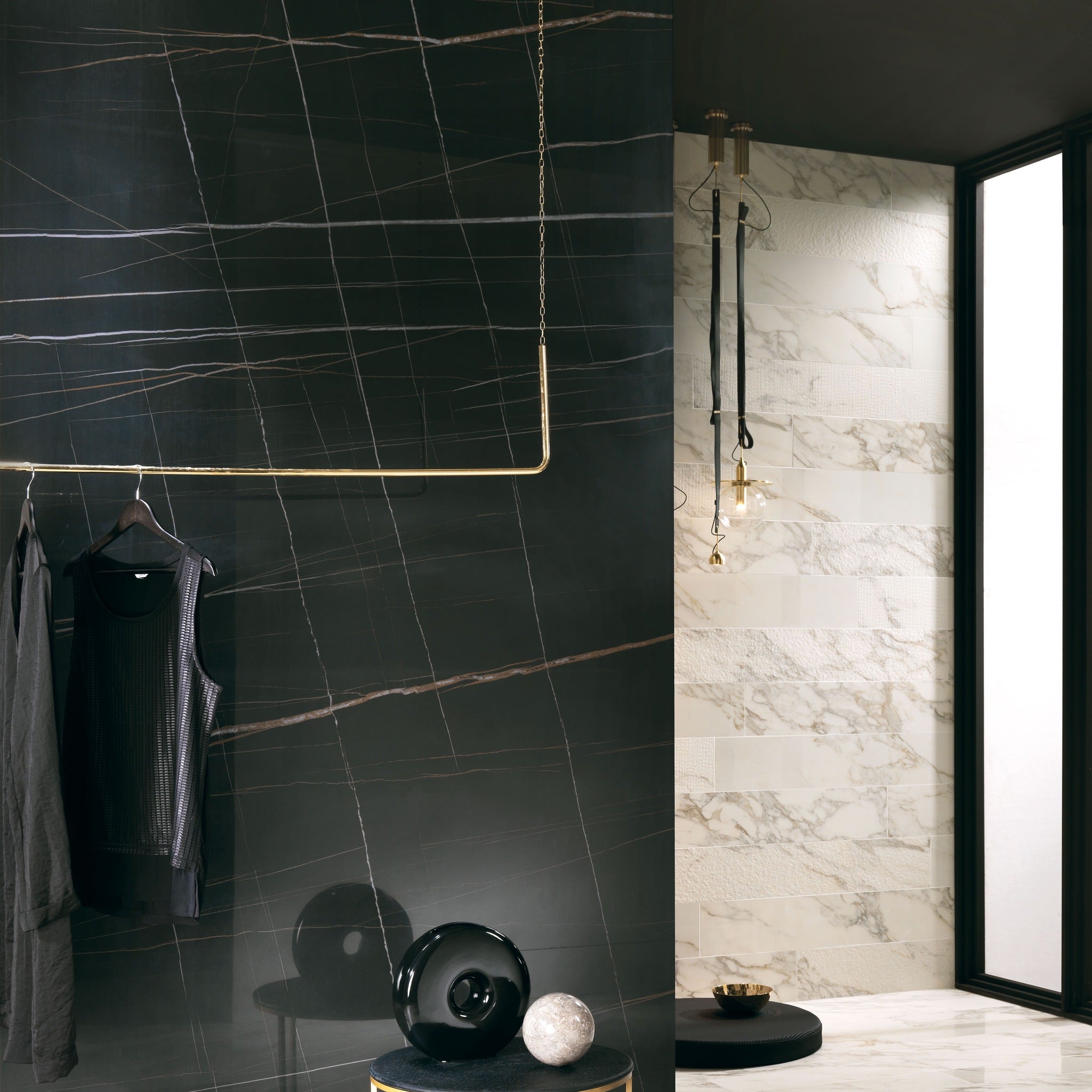 Porcelánová dlažba Sahara Noir – černý mramor se zlatou žilou, luxusní detail