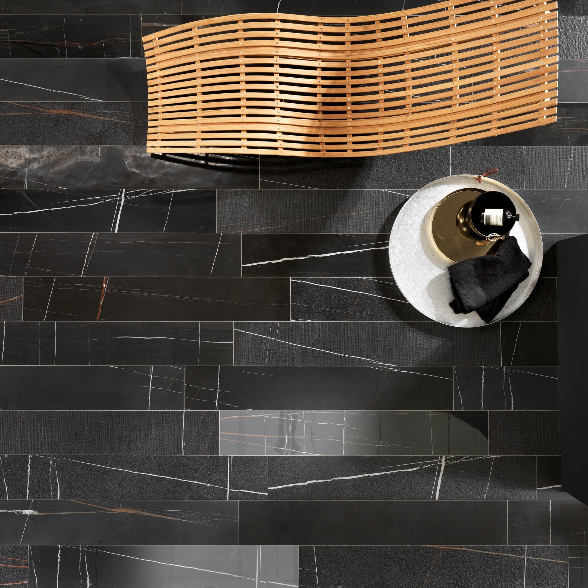 Porcelánová dlažba Sahara Noir – moderní interiér černý mramor mix povrchů.