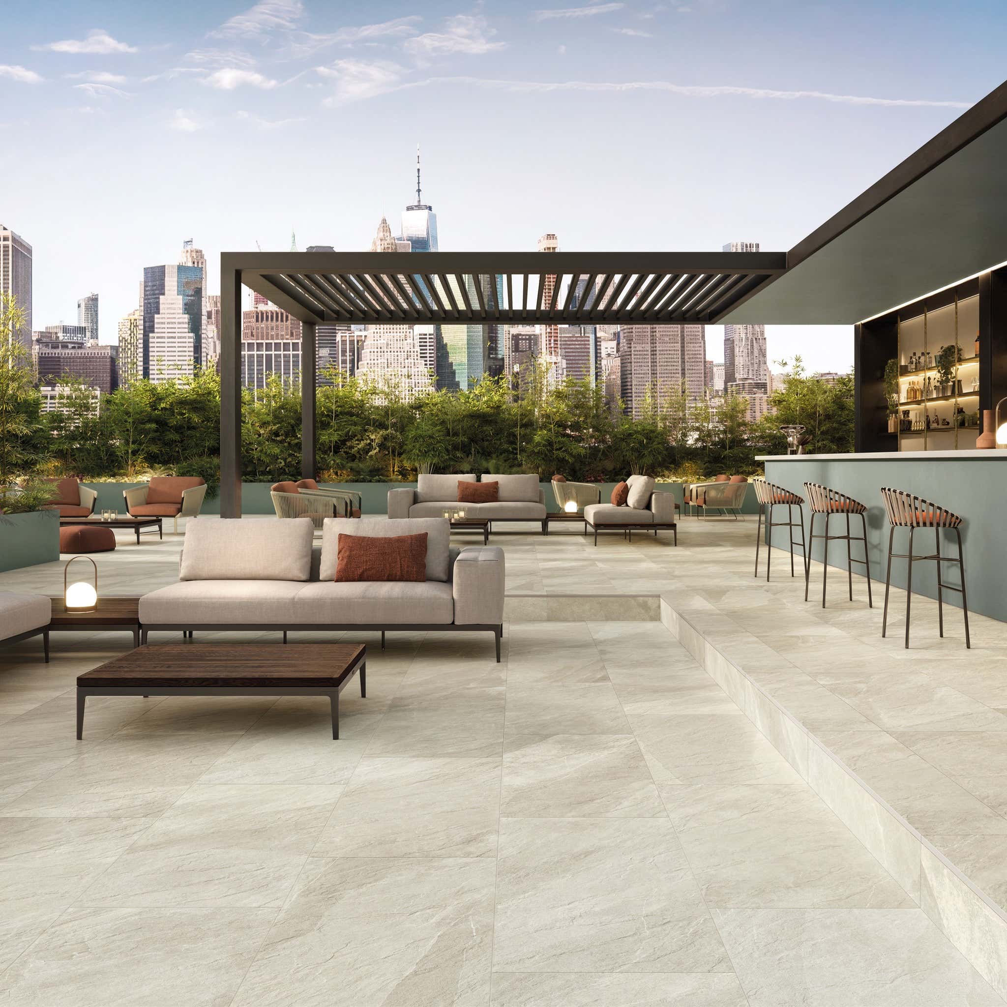 Protiskluzová venkovní dlažba Shale Sand R11 – bezpečný povrch u bazénu.