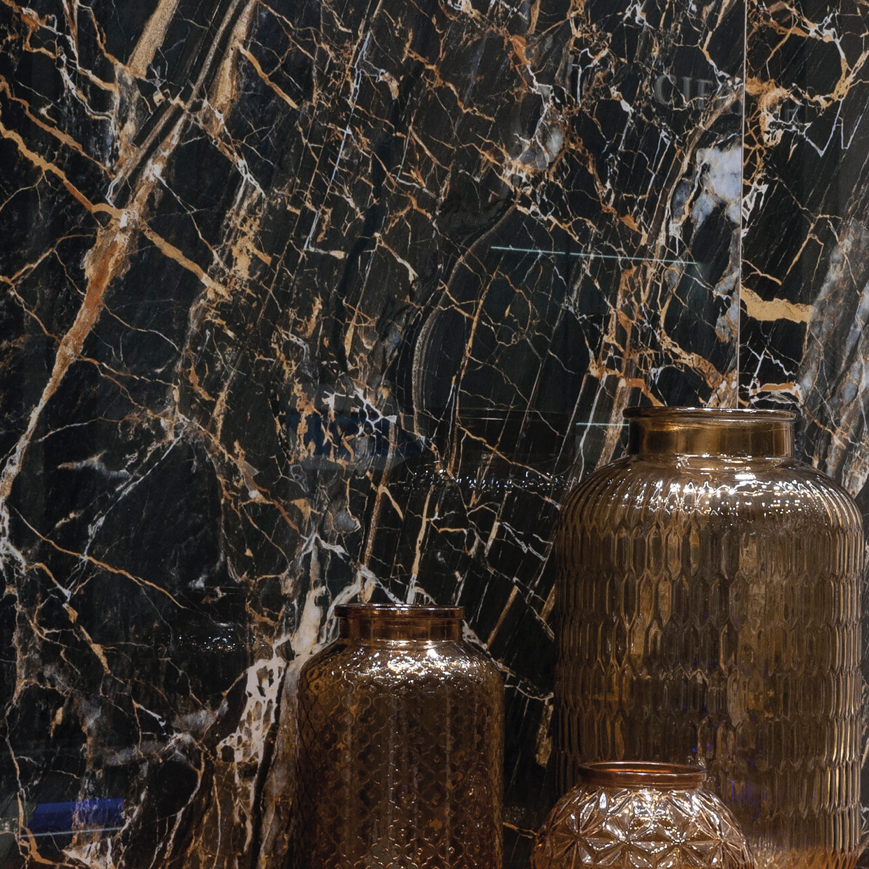 Leštěný povrch porcelánové dlažby Golden Black s vysokým leskem a výrazným mramorovým mramorovým vzorem