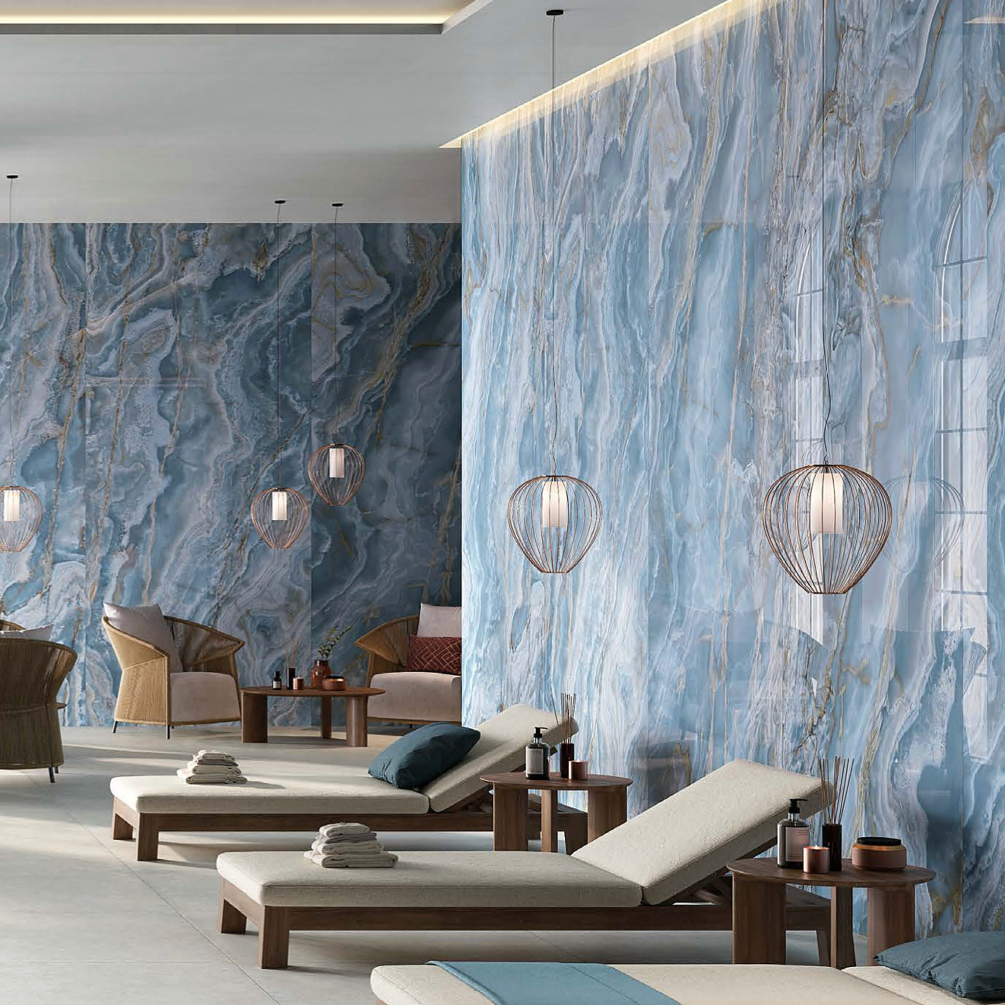 Luxusní spa kde je nan zemi minimalistický mikrocement a na zdi velkfoormátová modrá dlažba 
