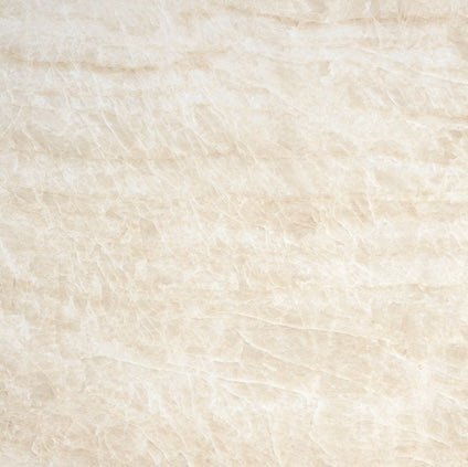 Detail povrchu béžové keramické dlažby v designu přírodního kamene